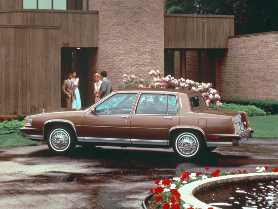  Cadillac Fleetwood 1985 года  (фото 2 из 4)